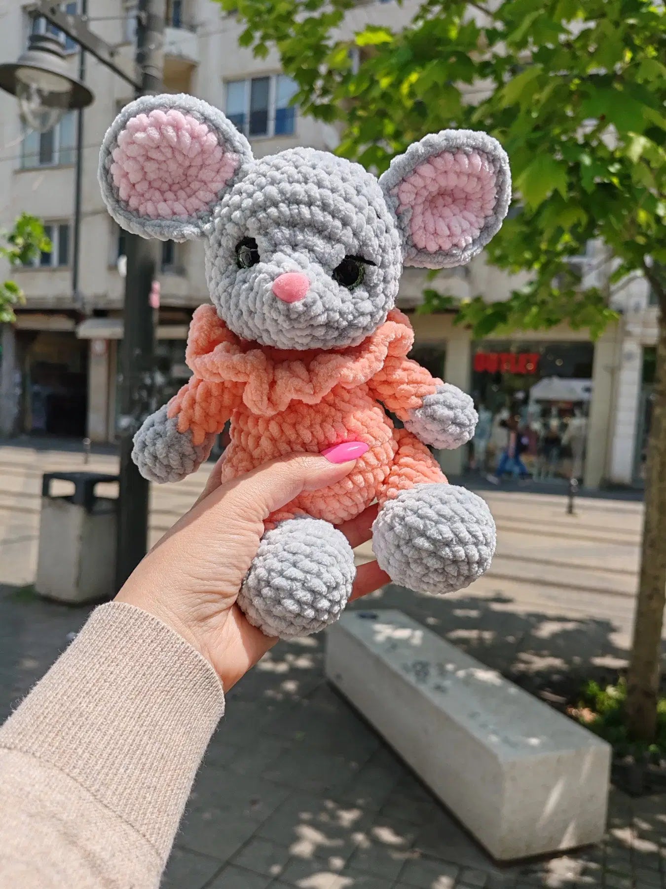 🐭 Сиво мишле с прасковен гащеризон